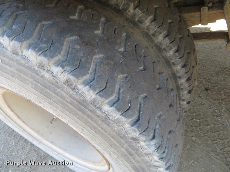 image for item DC0815 1977 Ford 800 flatbed truck