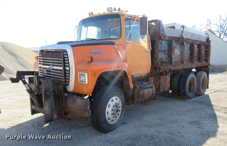 image for item DC0818 1989 Ford LNT8000 dump truck