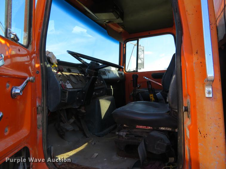 image for item DC0818 1989 Ford LNT8000 dump truck