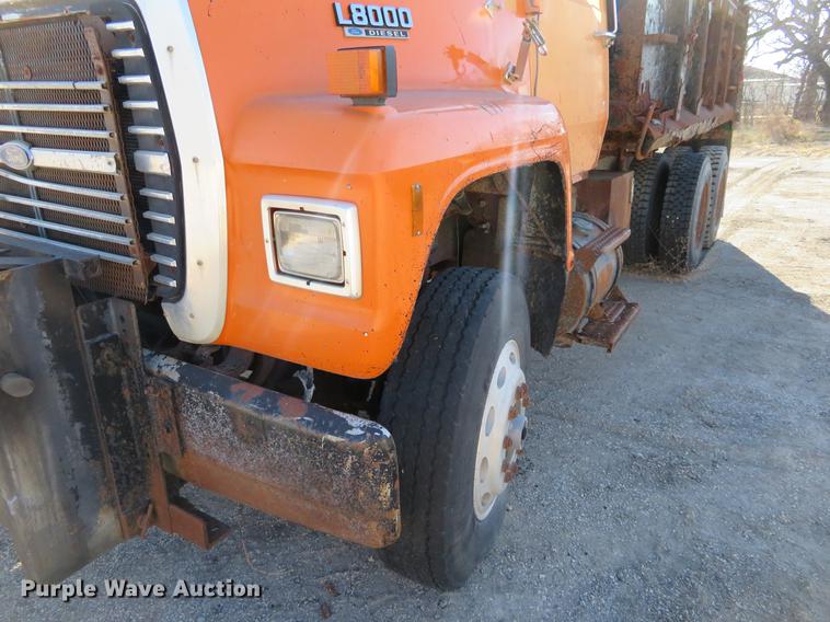 image for item DC0818 1989 Ford LNT8000 dump truck