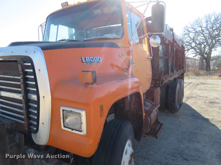 image for item DC0818 1989 Ford LNT8000 dump truck