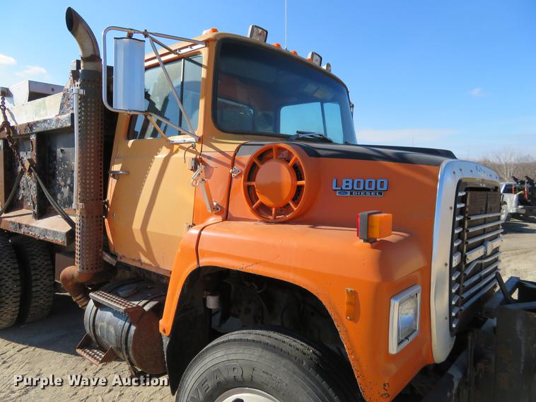 image for item DC0818 1989 Ford LNT8000 dump truck