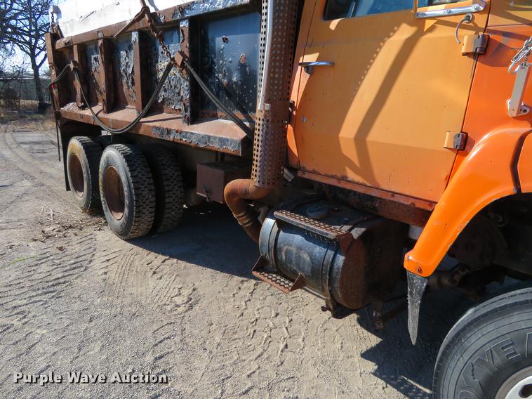 image for item DC0818 1989 Ford LNT8000 dump truck