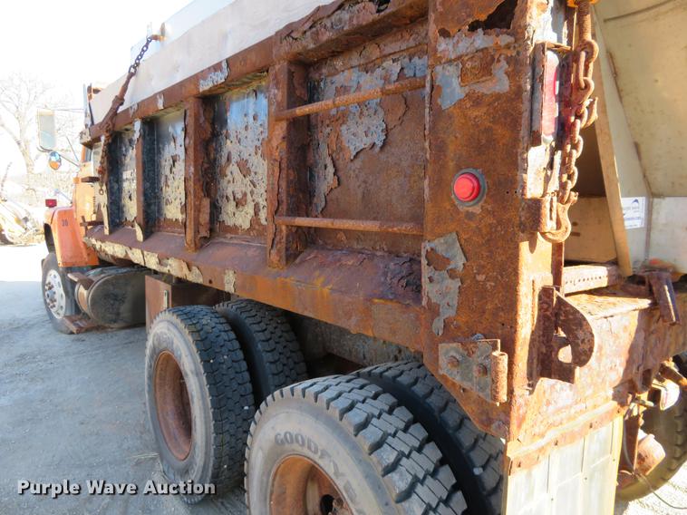 image for item DC0818 1989 Ford LNT8000 dump truck