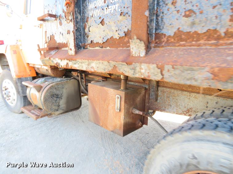 image for item DC0818 1989 Ford LNT8000 dump truck