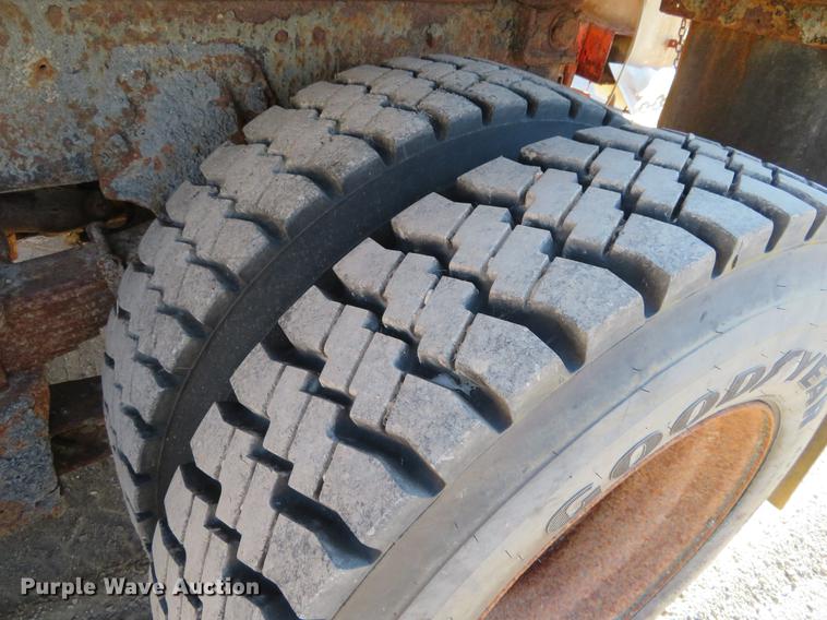 image for item DC0818 1989 Ford LNT8000 dump truck