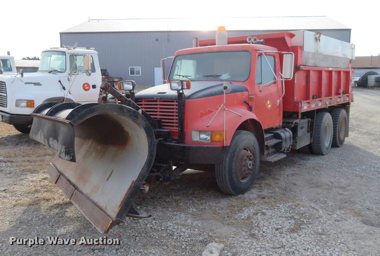 image for item DC0820 1993 International 4900 dump truck