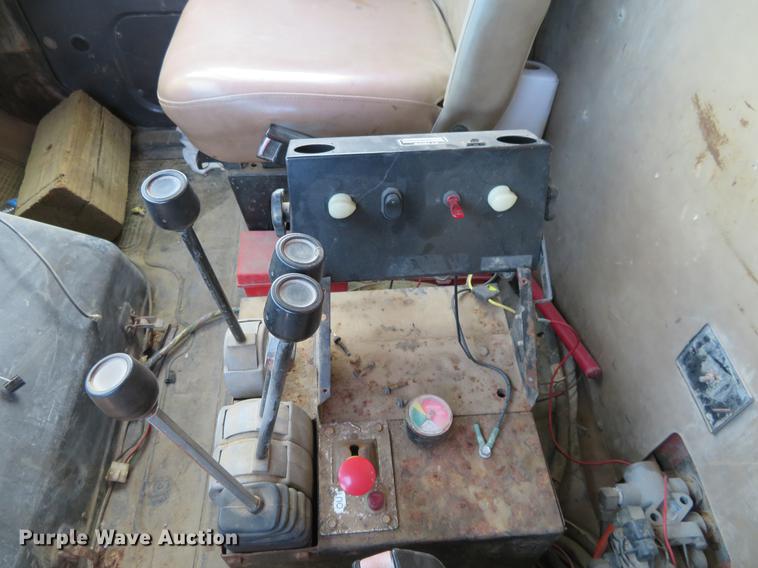 image for item DC0820 1993 International 4900 dump truck