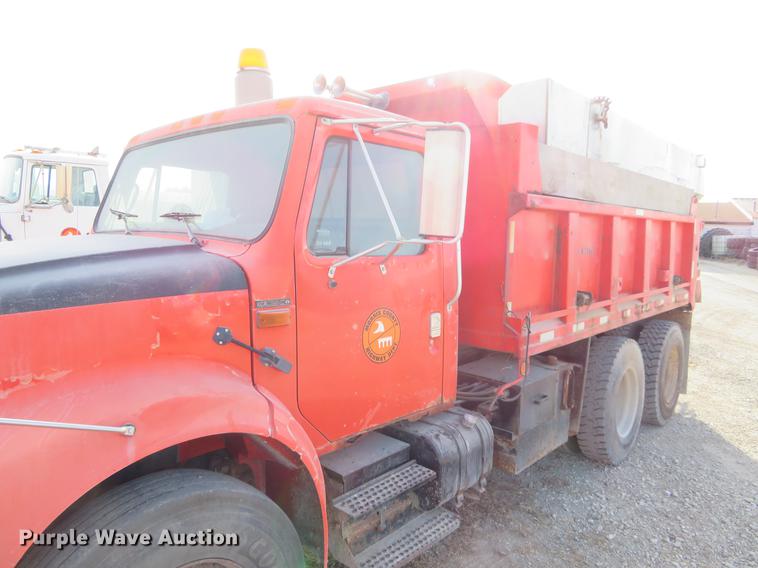 image for item DC0820 1993 International 4900 dump truck