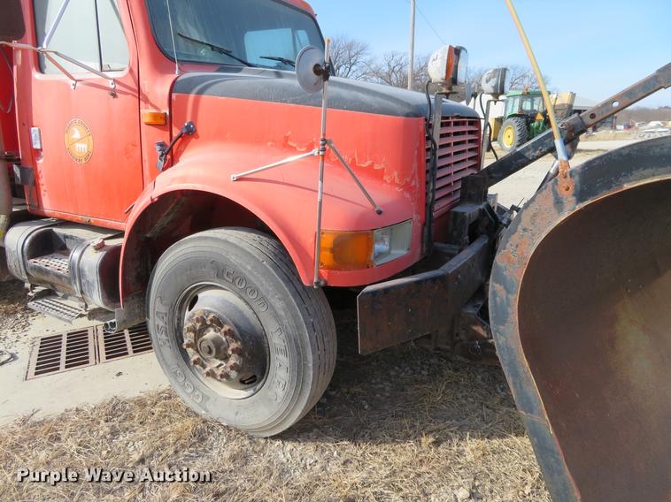 image for item DC0820 1993 International 4900 dump truck