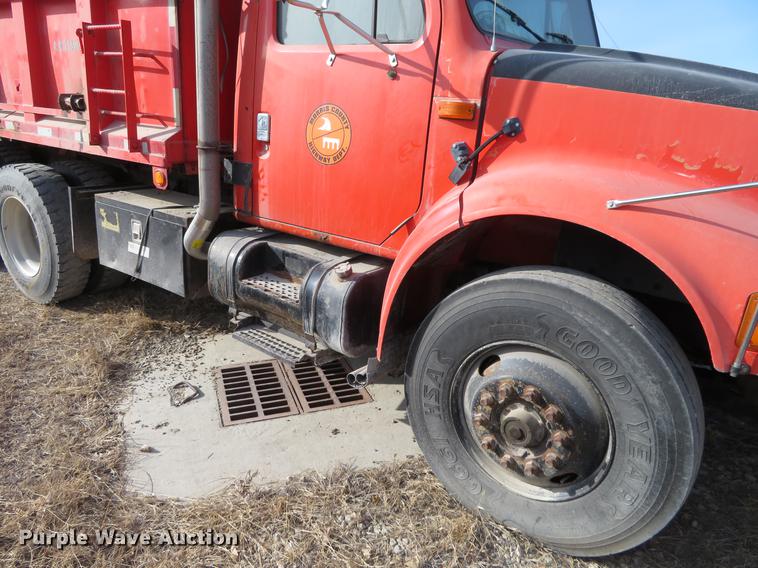 image for item DC0820 1993 International 4900 dump truck