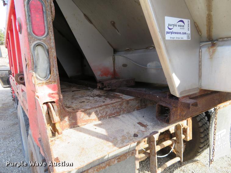 image for item DC0820 1993 International 4900 dump truck