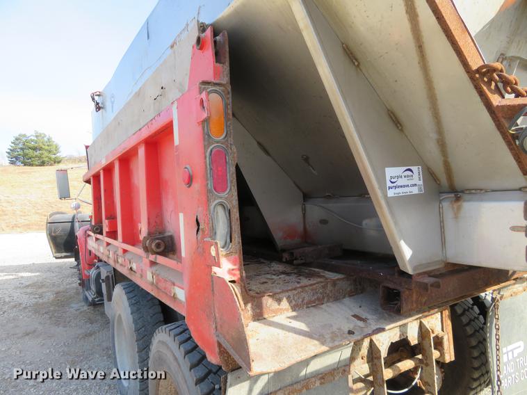 image for item DC0820 1993 International 4900 dump truck