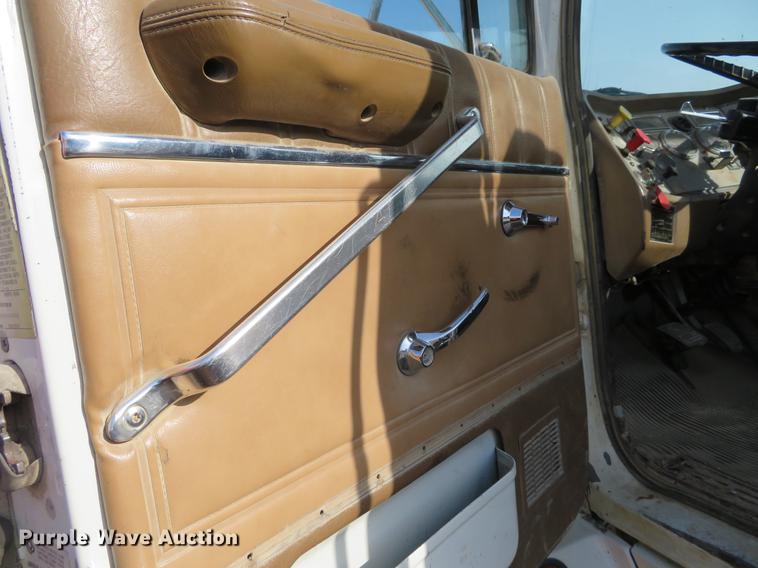 image for item DC0821 Ford Aeromax L9000 semi truck