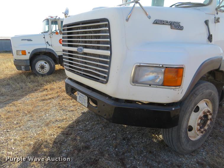 image for item DC0821 Ford Aeromax L9000 semi truck