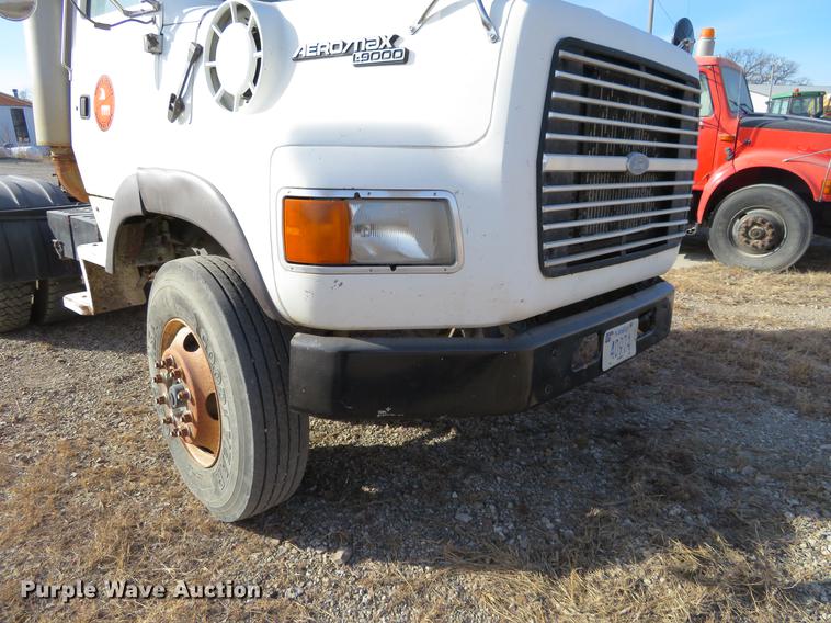 image for item DC0821 Ford Aeromax L9000 semi truck