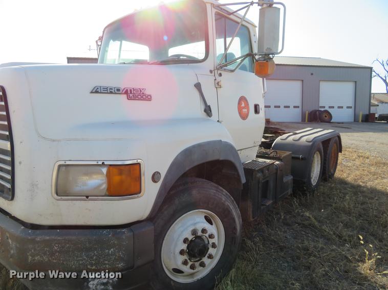 image for item DC0822 1994 Ford Aero Max L9000 semi truck