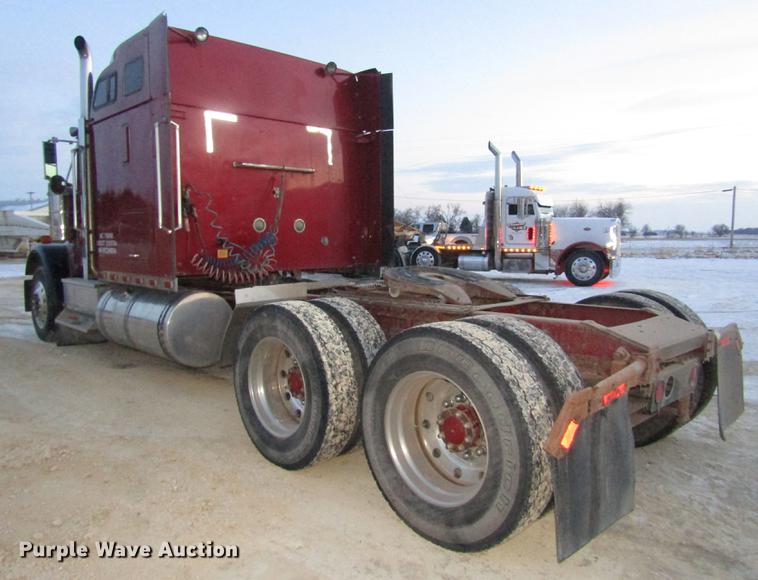 image for item DD2939 1998 International 9300 semi truck