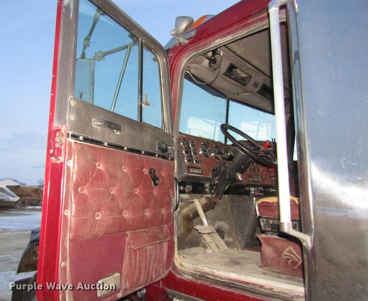 image for item DD2939 1998 International 9300 semi truck