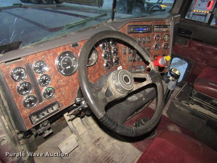 image for item DD2939 1998 International 9300 semi truck