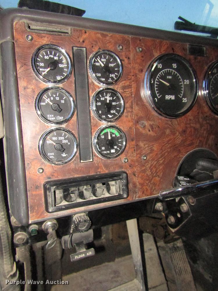 image for item DD2939 1998 International 9300 semi truck