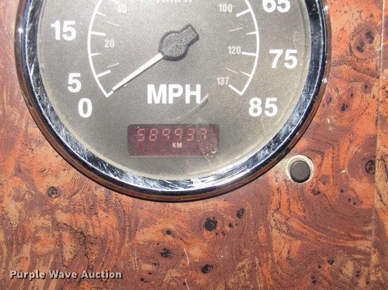 image for item DD2939 1998 International 9300 semi truck