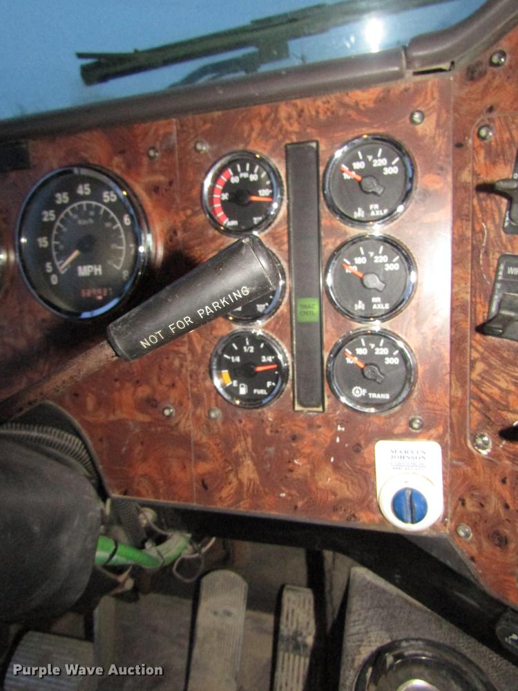 image for item DD2939 1998 International 9300 semi truck