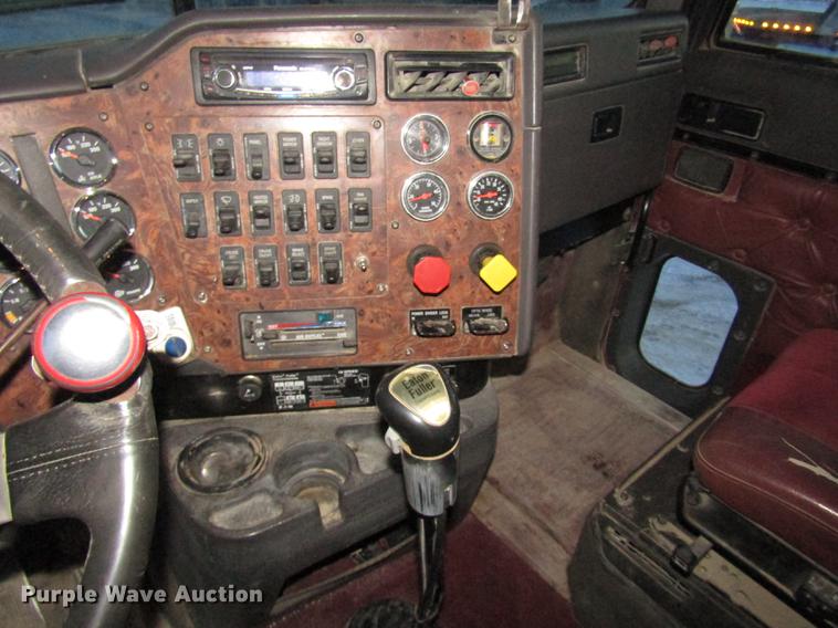 image for item DD2939 1998 International 9300 semi truck