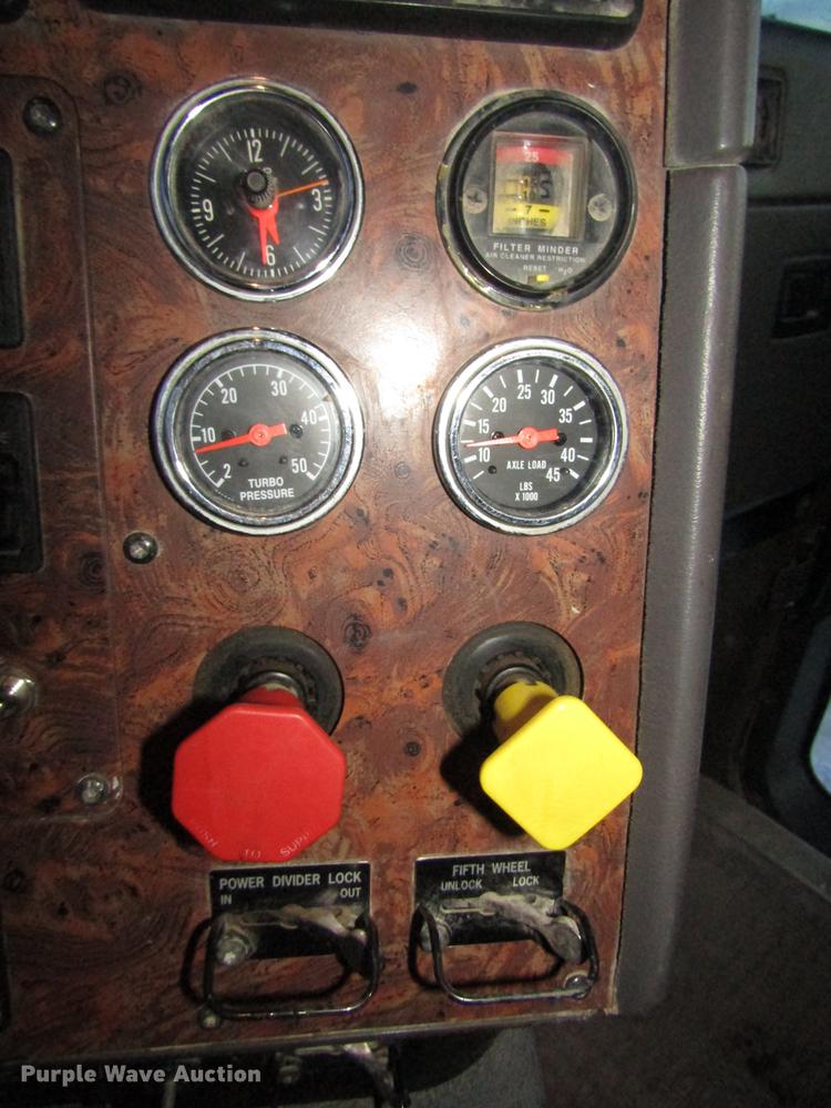 image for item DD2939 1998 International 9300 semi truck