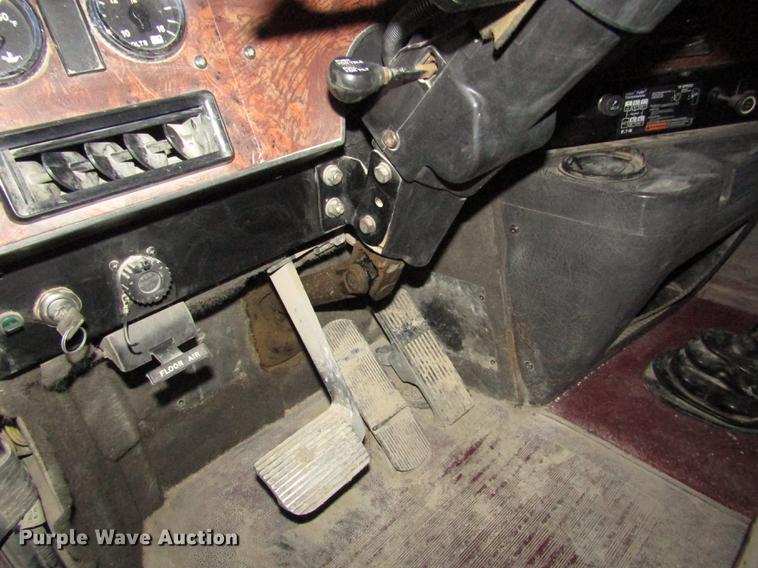 image for item DD2939 1998 International 9300 semi truck