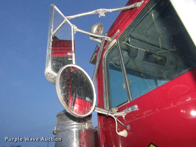 image for item DD2939 1998 International 9300 semi truck