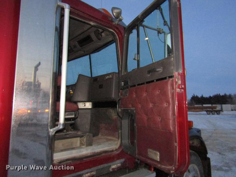 image for item DD2939 1998 International 9300 semi truck