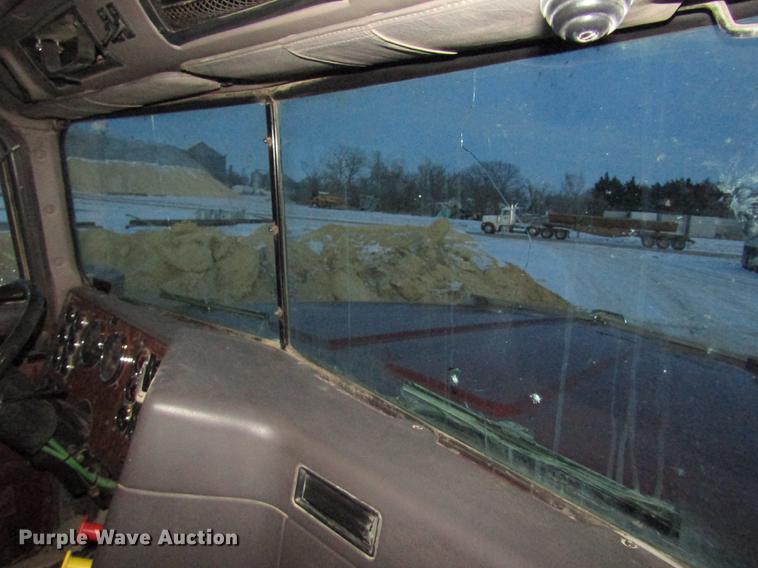 image for item DD2939 1998 International 9300 semi truck