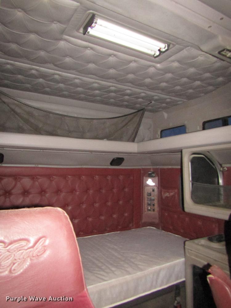 image for item DD2939 1998 International 9300 semi truck