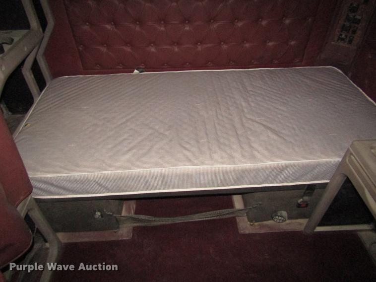 image for item DD2939 1998 International 9300 semi truck