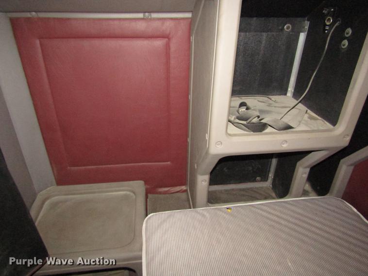 image for item DD2939 1998 International 9300 semi truck