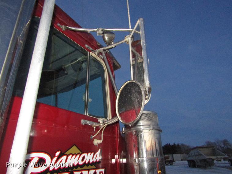 image for item DD2939 1998 International 9300 semi truck