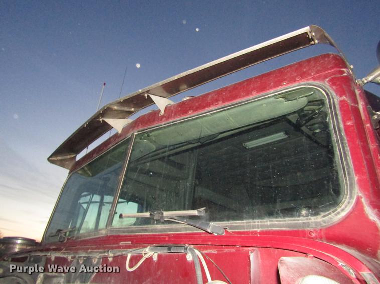 image for item DD2939 1998 International 9300 semi truck