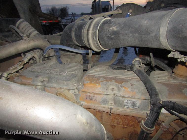 image for item DD2939 1998 International 9300 semi truck