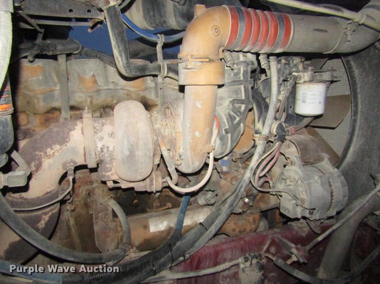 image for item DD2939 1998 International 9300 semi truck