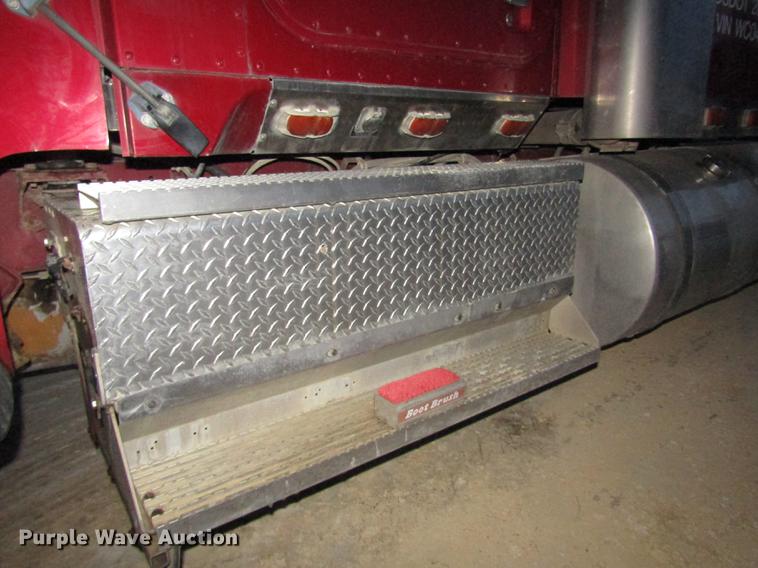 image for item DD2939 1998 International 9300 semi truck