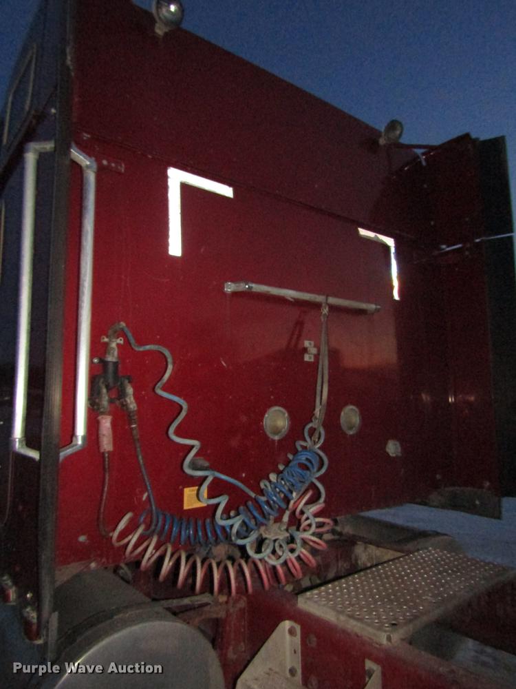 image for item DD2939 1998 International 9300 semi truck