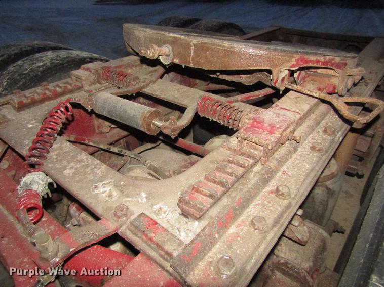 image for item DD2939 1998 International 9300 semi truck