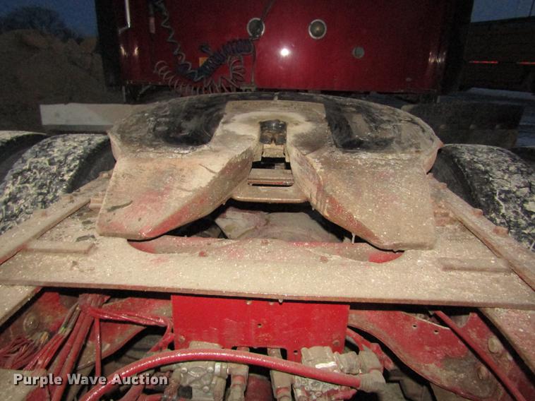 image for item DD2939 1998 International 9300 semi truck