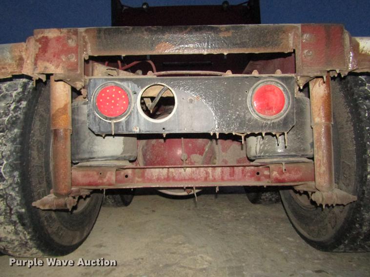 image for item DD2939 1998 International 9300 semi truck