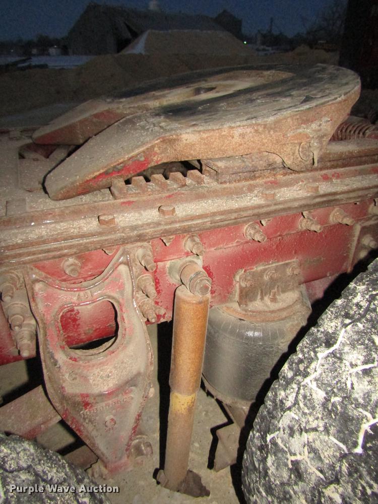 image for item DD2939 1998 International 9300 semi truck