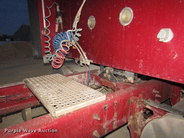 image for item DD2939 1998 International 9300 semi truck