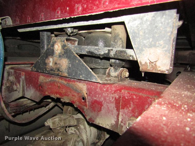 image for item DD2939 1998 International 9300 semi truck