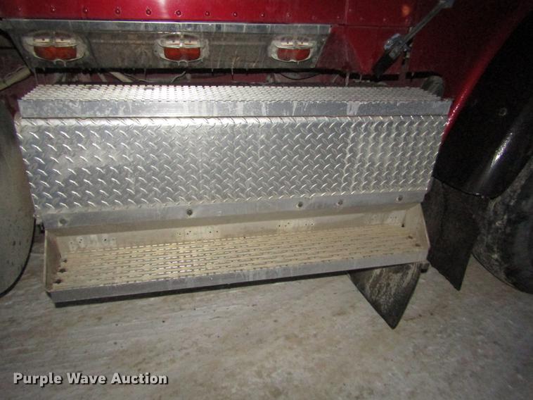 image for item DD2939 1998 International 9300 semi truck