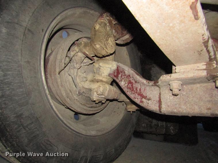 image for item DD2939 1998 International 9300 semi truck